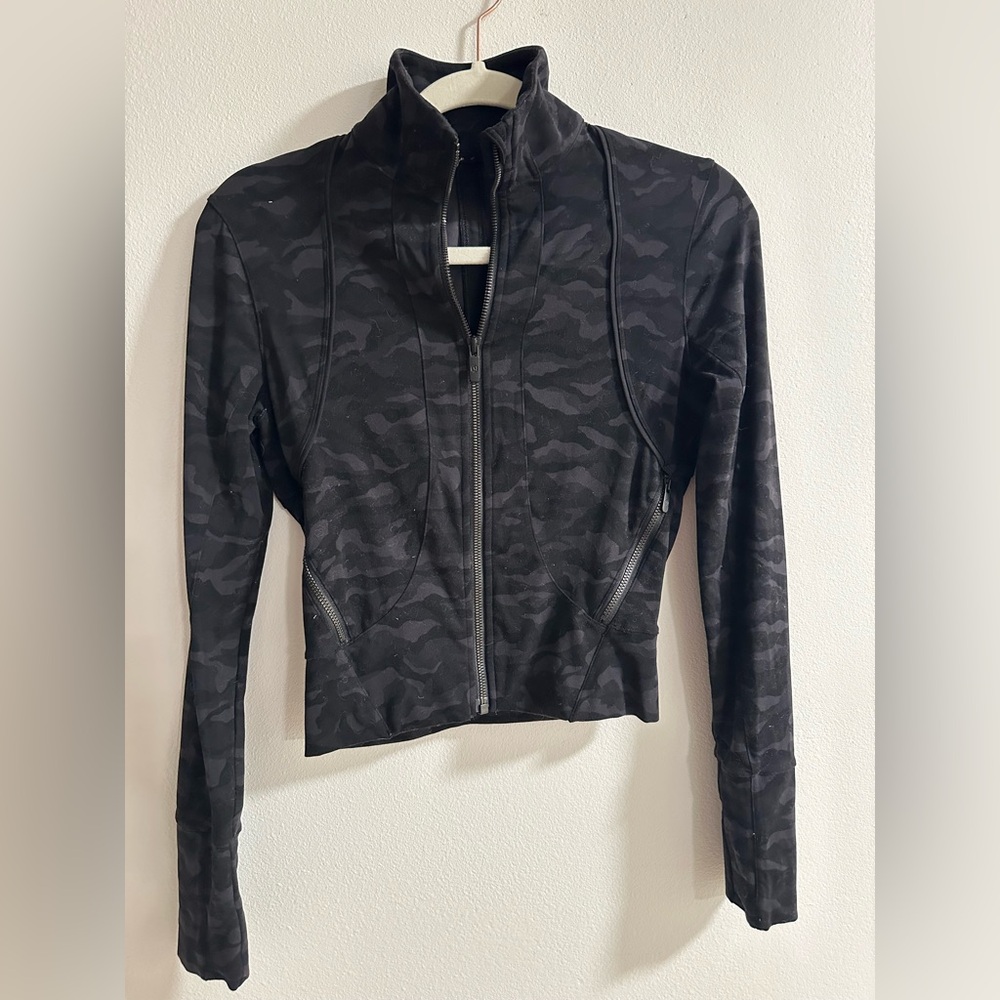 LULULEMON CROPPED black camouflage zip-up jacket SIZE SMALL (4-6)